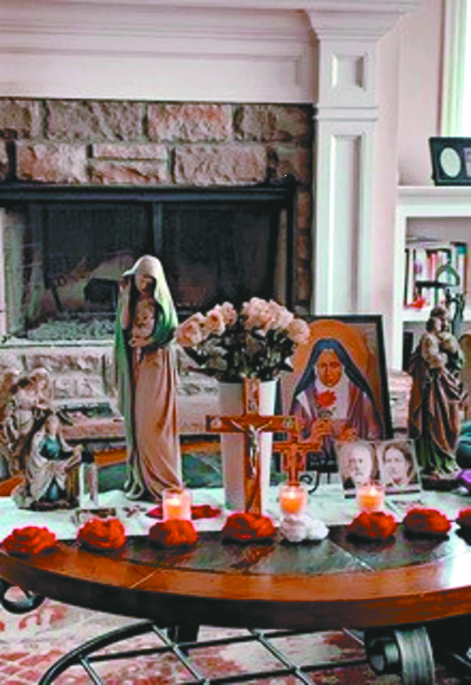 Altar en casa  Home altar, Family living room design, Home altar catholic